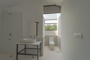 Shower, rainfall showerhead, free toiletries, hair dryer