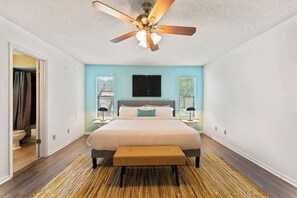 3 slaapkamers, een bureau, een strijkplank/strijkijzer, reisbedje