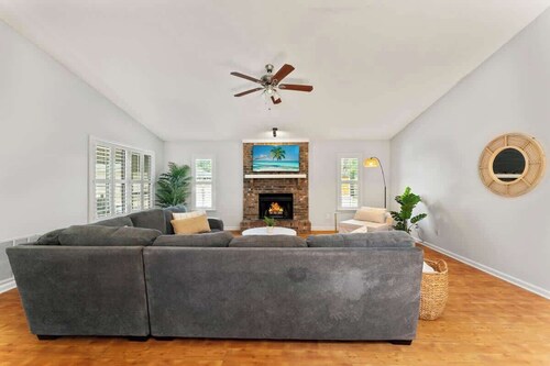 *True Blue Pool Oasis* ping-pong, wi-fi, tv