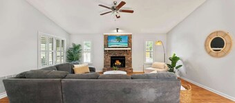 *True Blue Pool Oasis* ping-pong, wi-fi, tv