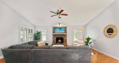 *True Blue Pool Oasis* ping-pong, wi-fi, tv