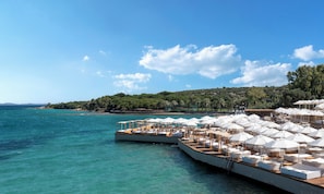 Plage privée, chaises longues, parasols, serviettes de plage
