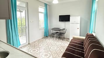 Economy Room | 1 bedroom, desk, blackout drapes, iron/ironing board