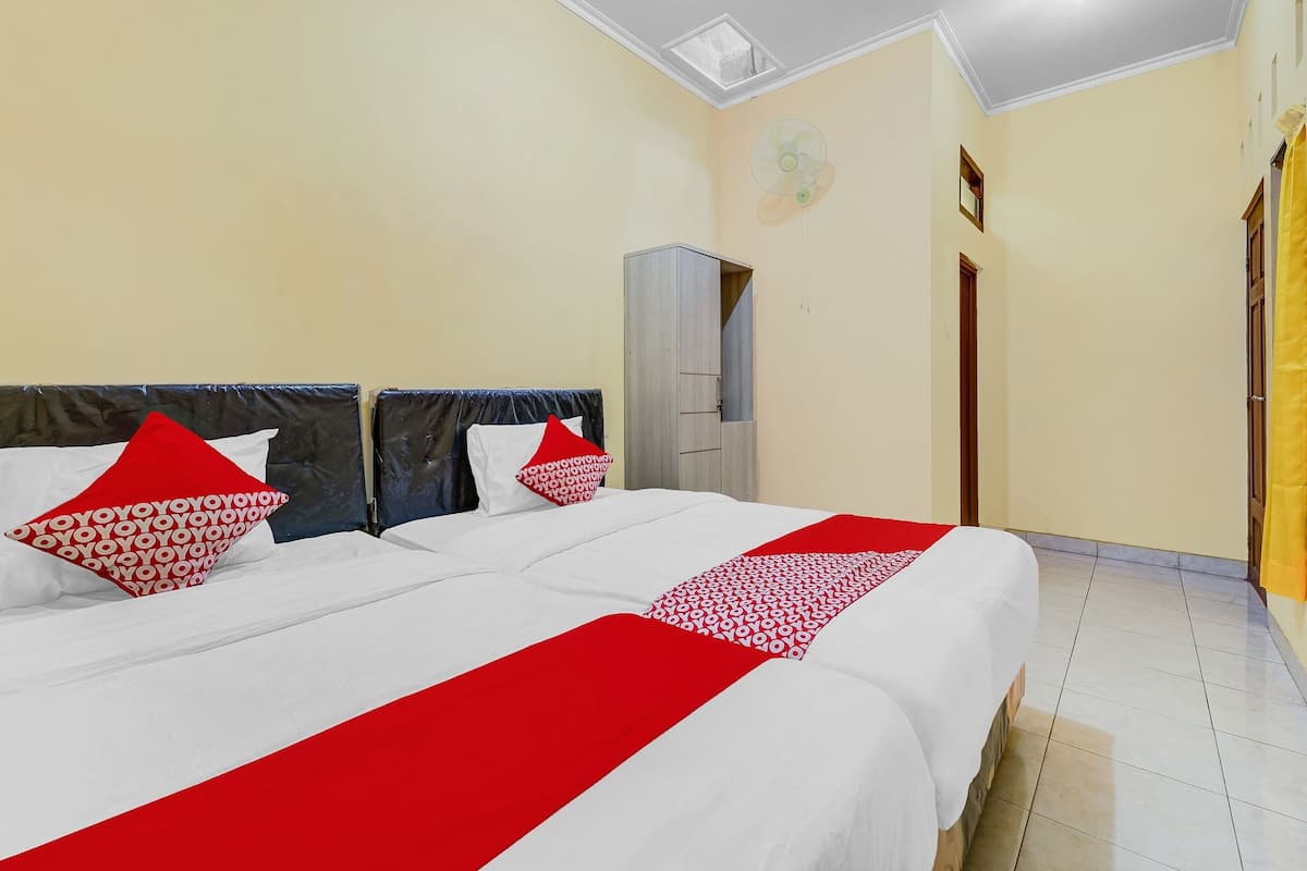 Deluxe Twin Room | Laptop workspace, bed sheets