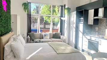 Classic Studio, 1 Double Bed | 1 bedroom, iron/ironing board, bed sheets