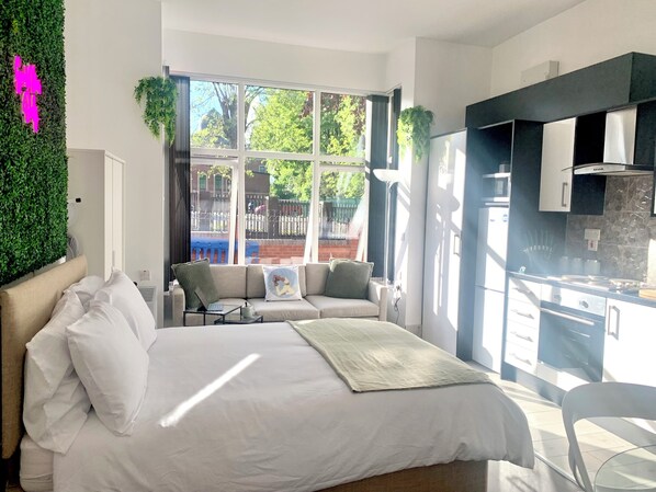 Classic Studio, 1 Double Bed | Iron/ironing board, bed sheets