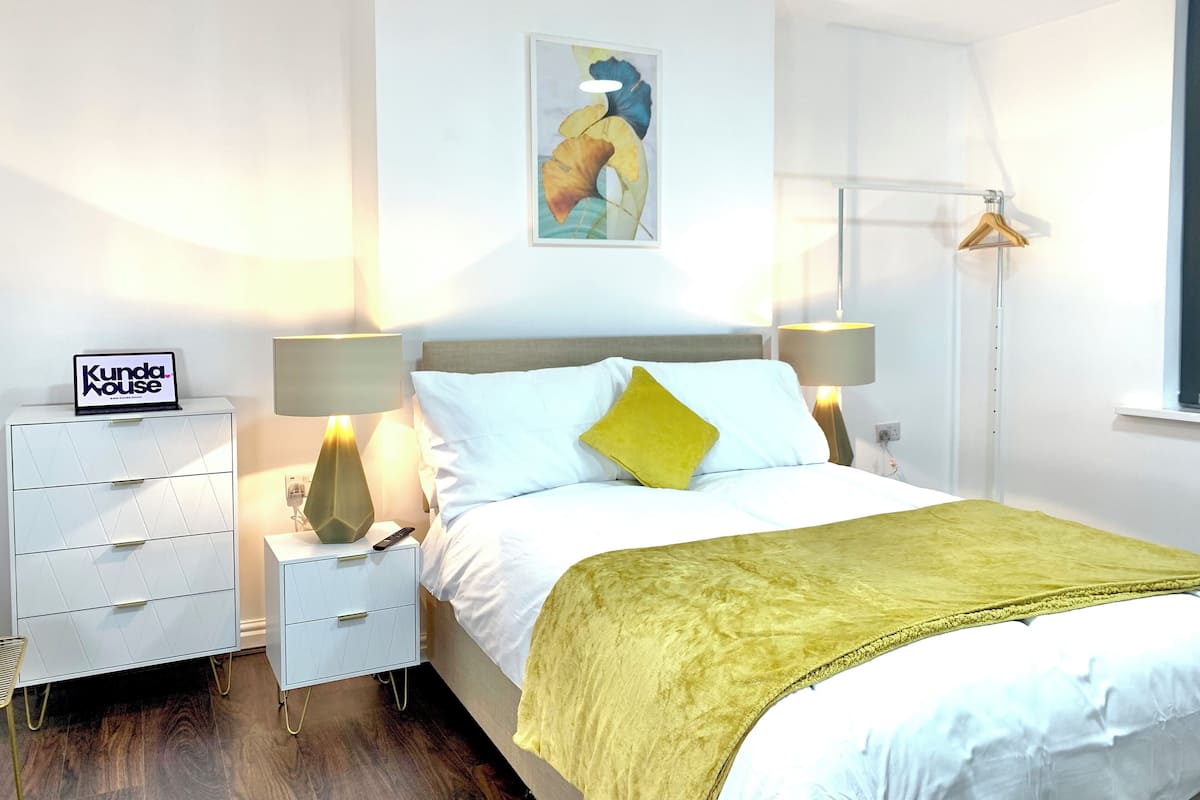 Luxury Studio, 1 Double Bed | 1 bedroom, iron/ironing board, bed sheets