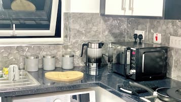 Luxury Studio, 1 Double Bed | Private kitchen | Fridge, oven, toaster, freezer