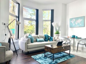 Departamento superior | Tabla de planchar con plancha y ropa de cama 