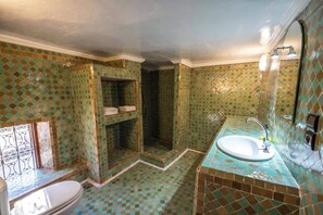 Kahden hengen deluxe-huone (kaksi sänkyä) | Kylpyhuone | Ilmaiset hygieniatuotteet, hiustenkuivaaja