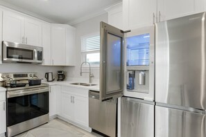 冷蔵庫、電子レンジ、オーブン、コンロ