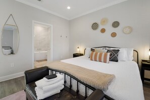 5 室のベッドルーム、デスク、アイロン / アイロン台、旅行用ベビーベッド