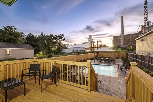 Remarkable Superdome Group Home w/Heated Pool, Parking, Patio, 8 Beds & 5 Baths