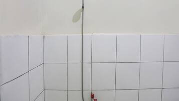 Standard Twin Room | Bathroom | Shower, rainfall showerhead, towels, soap