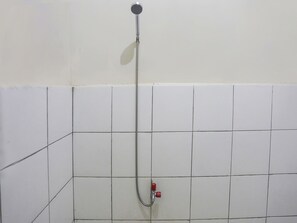 Habitación estándar con 2 camas individuales | Baño | Ducha, cabezal de ducha tipo lluvia, toallas y jabón