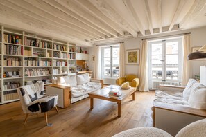 TV - Loft Living on Luxembourg, by Veeve (Paris)