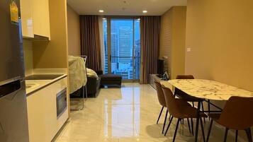 Family Apartment | Private kitchen | Full-sized fridge, microwave, stovetop, cookware/dishes/utensils