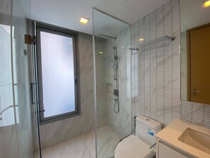 Familie appartement | Badkamer | Een bubbelbad, een regendouche, een haardroger, badjassen