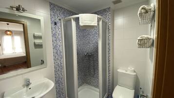 Apartment | Badezimmer | Haartrockner, Handtücher, Seife, Shampoo