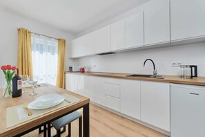 Een koelkast, een microgolfoven, een kookplaat