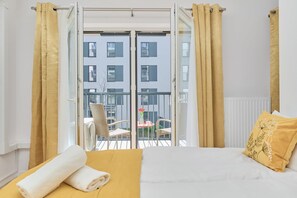 Een strijkplank/strijkijzer, wifi, beddengoed