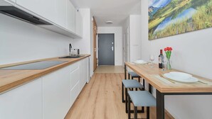 Kjøleskap, mikrobølgeovn, kokeplater og vannkoker
