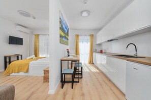 Iron/ironing board, WiFi, bed sheets