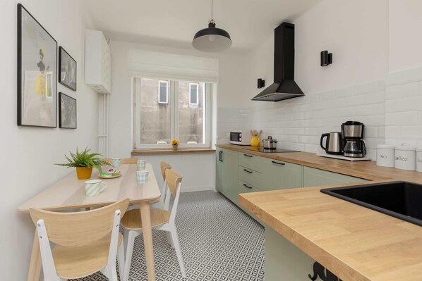 Fridge, microwave, stovetop, dishwasher