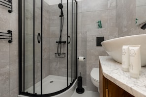 Shower, hair dryer, towels, shampoo