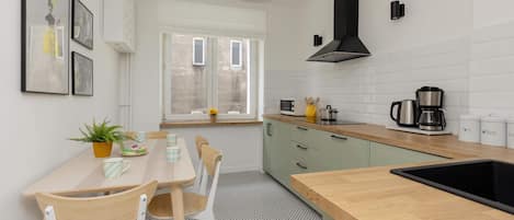 Fridge, microwave, stovetop, dishwasher