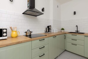 Fridge, microwave, stovetop, dishwasher