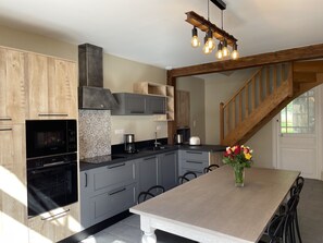 Fridge, microwave, oven, stovetop - Domaine des Loches - Gîte des Puiselets (MAZERNY)