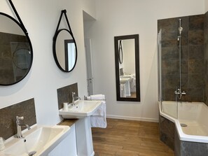 Douche, sèche-cheveux, serviettes fournies, savon