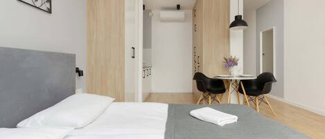 Iron/ironing board, WiFi, bed sheets