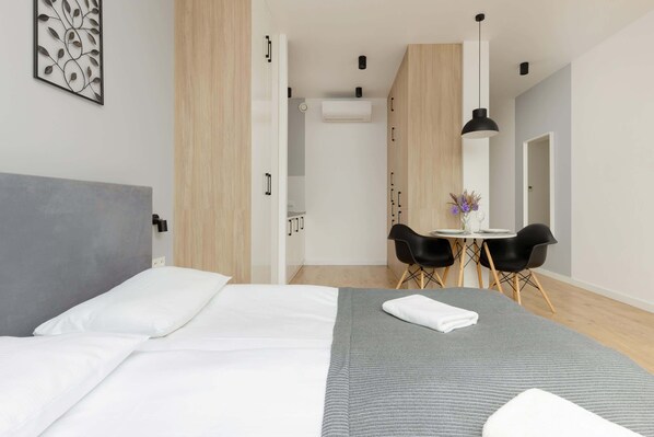 Iron/ironing board, WiFi, bed sheets