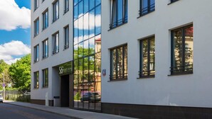 Un edificio moderno con fachada blanca y amplios ventanales.