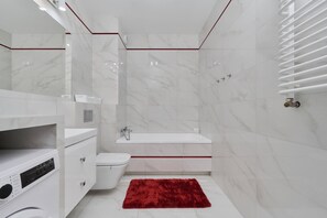 Badkar, hårtork, handdukar och tvål