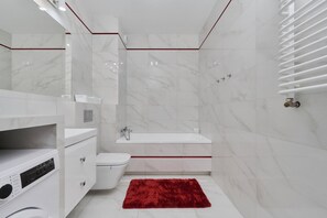 Badewanne, Haartrockner, Handtücher, Shampoo