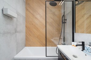 Bathtub, hair dryer, towels, shampoo