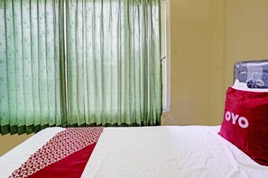 Desk, free WiFi, bed sheets - Hotel O Kost Esklusif Barokah (Ngoro)