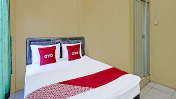 Economy Double Room | Desk, free WiFi, bed sheets