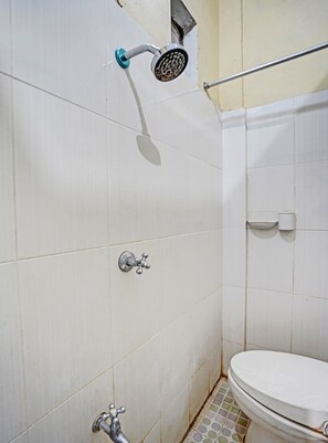 Kamar Double Standar | Kamar mandi | Shower dan handuk