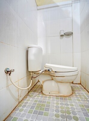 Standard Double Room | Bathroom | Shower, towels - Hotel O Kost Esklusif Barokah (Ngoro)