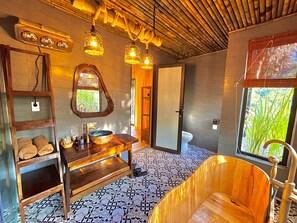 Villa de diseñador | Baño | Regadera, secadora de cabello, pantuflas, bidet