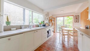 Basic House, Multiple Beds | Private kitchen - Inviting 4BD House - Greenwich (London)