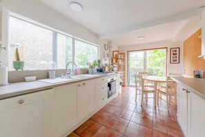 베이직 하우스, 침대(여러 개) | 전용 주방 | 냉장고, 전자레인지, 오븐, 쿡탑