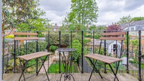Basic House, Multiple Beds | Outdoor dining - Inviting 4BD House - Greenwich (London)