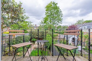 베이직 하우스, 침대(여러 개) | 야외 식당