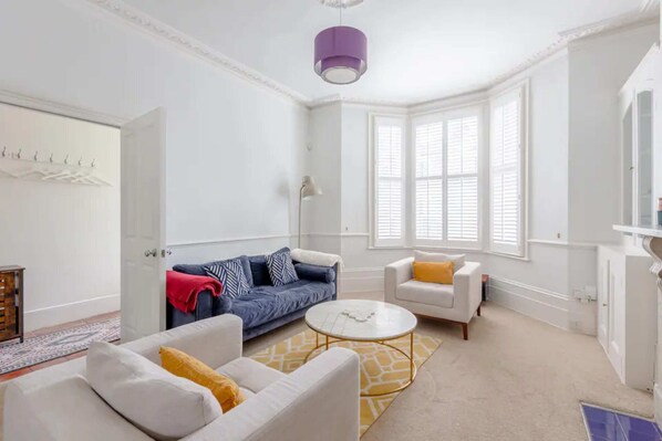 베이직 하우스, 침대(여러 개) | 거실 공간 | TV