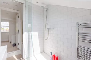 Basic House, Multiple Beds | Bathroom | Towels, soap, shampoo, toilet paper - Inviting 4BD House - Greenwich (London)